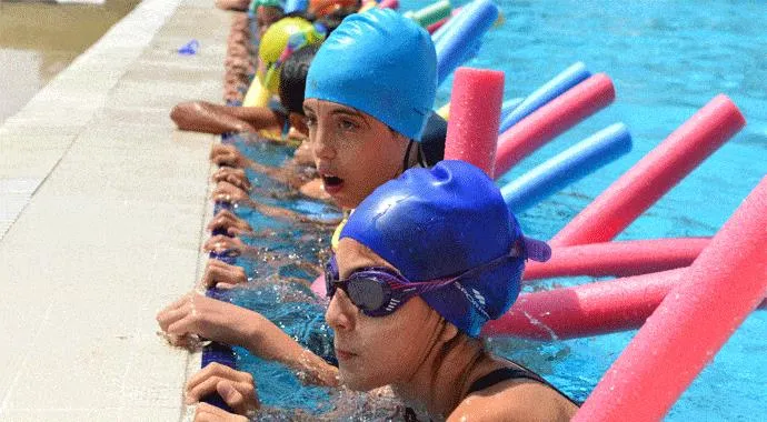 Çocuklara yaz döneminde jimnastik ve yüzme önerisi