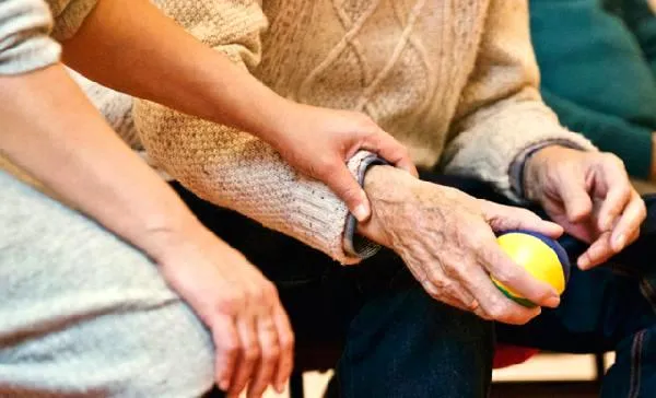 "Alzheimer’ı yavaşlatmanın bir diğer yolu hasta yakınından geçiyor" 